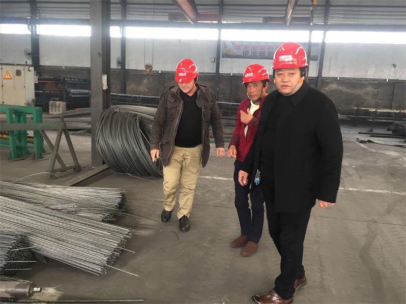 Foreign Customers View The Poduction Process Of Steel Welded Mesh