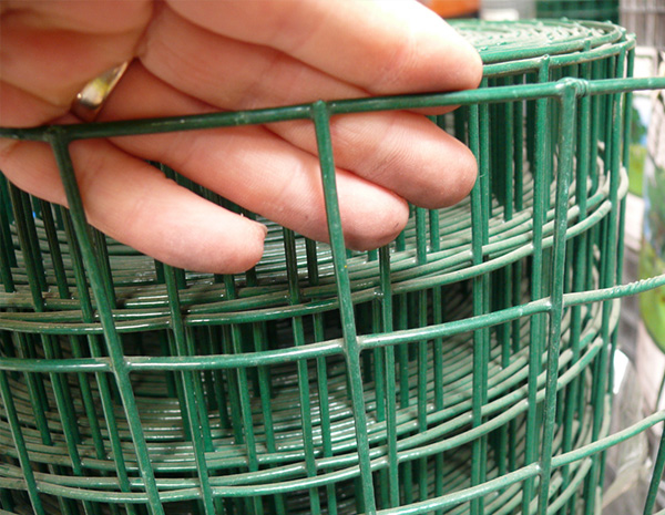 What does the thickness of the pvc layer of the dipped welded wire mesh depend on?