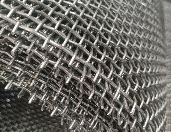 What are the advantages of 304 stainless steel mesh?