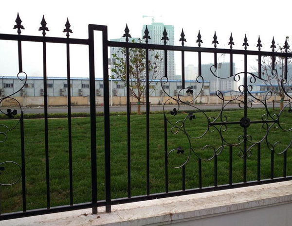 Hot dip galvanizing process of iron fence