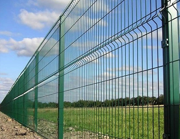 What are the differences between barbed wire and guardrail?