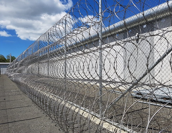 What are the characteristics of razor barbed wire