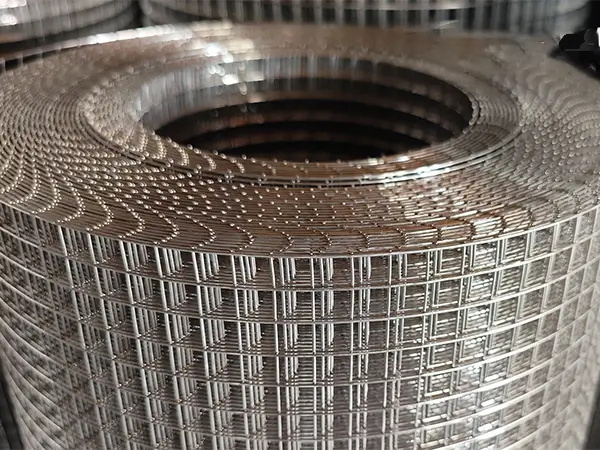 What is the difference between hot-dip galvanized welded wire mesh and cold-dip galvanized welded wire mesh?
