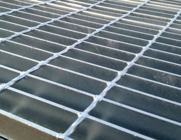 What are the consequences if the steel grating is not hot zinc treated