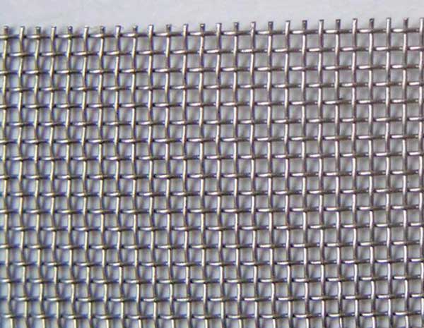 What are the applications of sieves in the mining and construction industries?