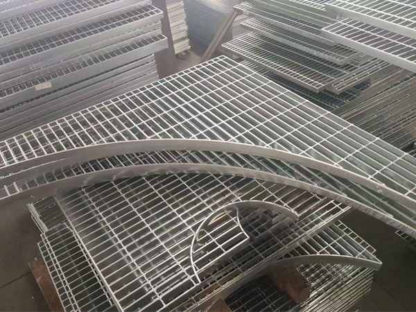 What are the differences between irregularly shaped steel gratings and square steel gratings?