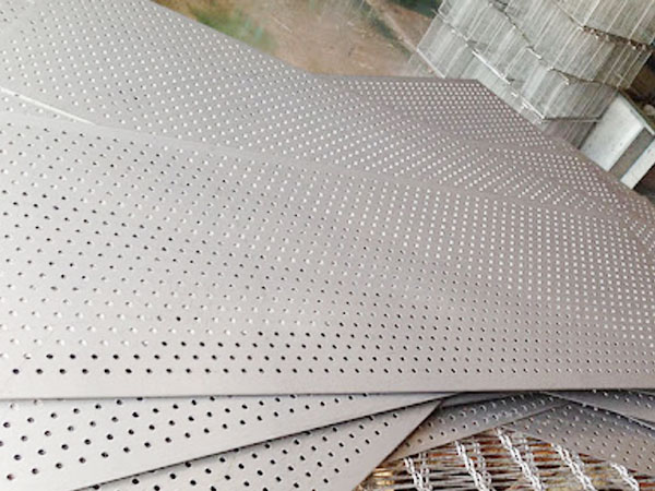 What protective measures should be taken when stainless steel perforated mesh is stretched?
