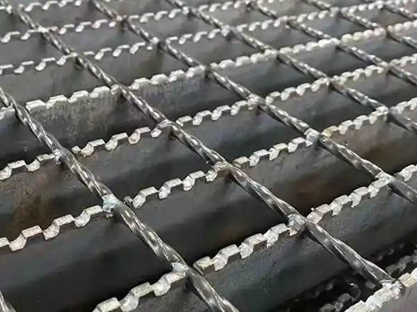 Specifications and applications of serrated steel grating