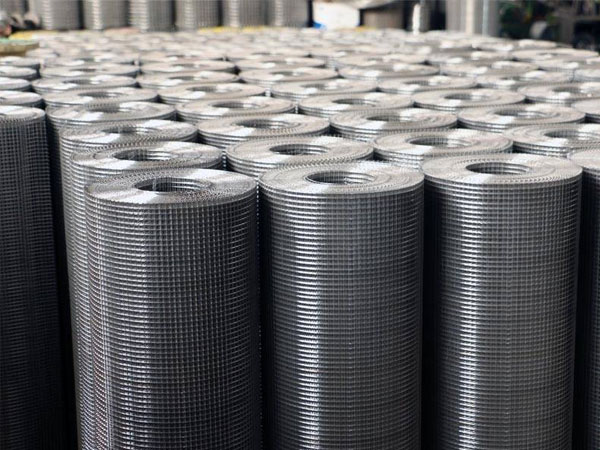 How is fine wire welded wire mesh manufactured?