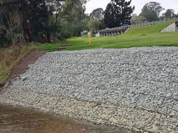 How are gabion nets used to secure a reservoir?