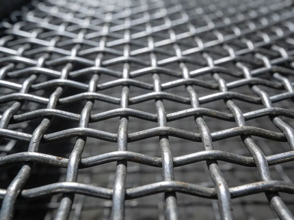 Why is manganese steel rolled edge mesh more wear-resistant?