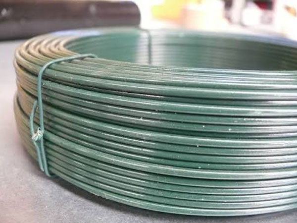 Manufacturing process of plastic-coated filament