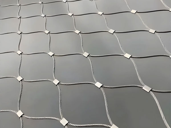 Can a magnet attract stainless steel rope mesh?
