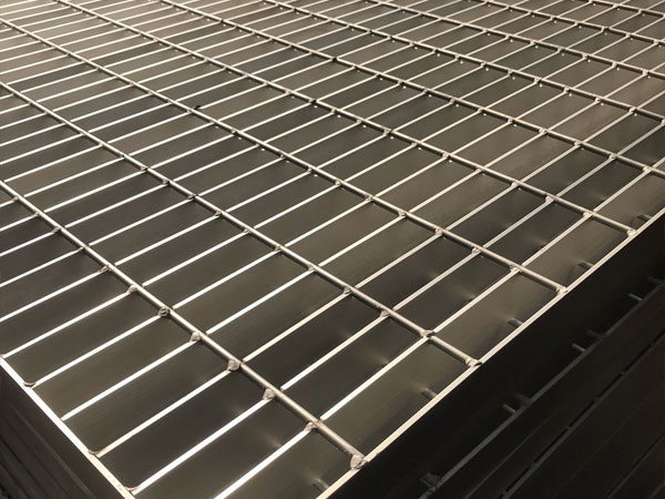 Why can steel grating bear heavy loads?