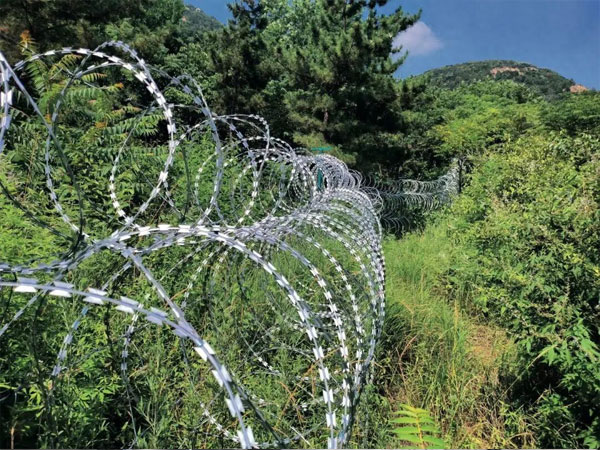Easily install razor wire—no complex tools required.