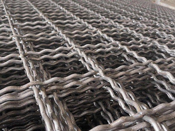 Why is crimped wire mesh preferred for engineering, mining, and protective screening applications?