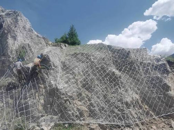 How can one determine whether a slope requires the installation of slope protection netting?